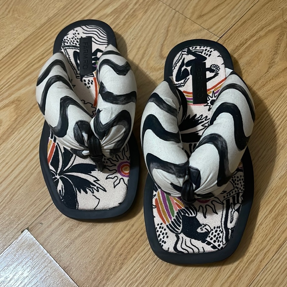 Farm Rio puffy flip flops